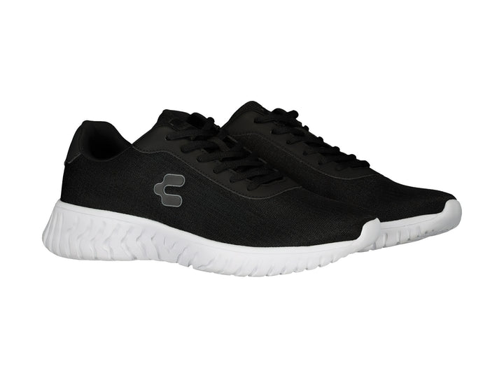 Tenis deportivos Charly en color negro con suela blanca ondulada y agujetas negras.