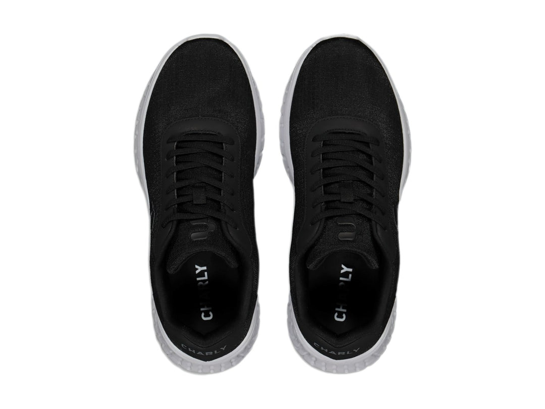 Tenis deportivos Charly en color negro con suela blanca ondulada y agujetas negras.