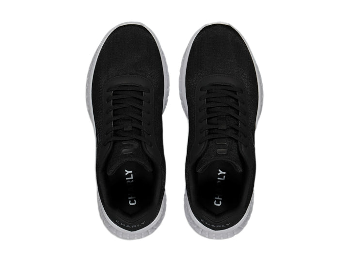 Tenis deportivos Charly en color negro con suela blanca ondulada y agujetas negras.