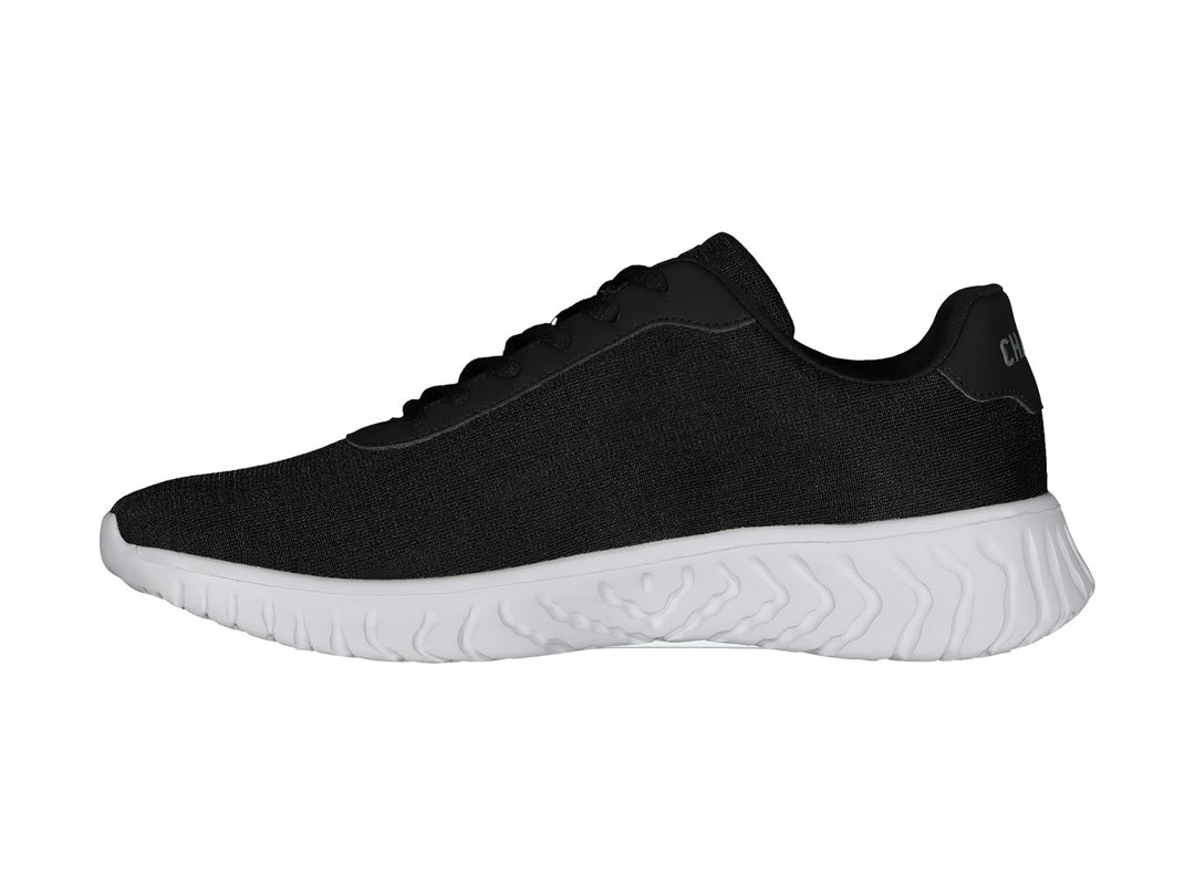 Tenis deportivos Charly en color negro con suela blanca ondulada y agujetas negras.