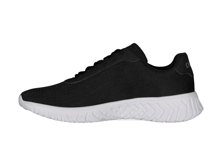 Tenis deportivos Charly en color negro con suela blanca ondulada y agujetas negras.