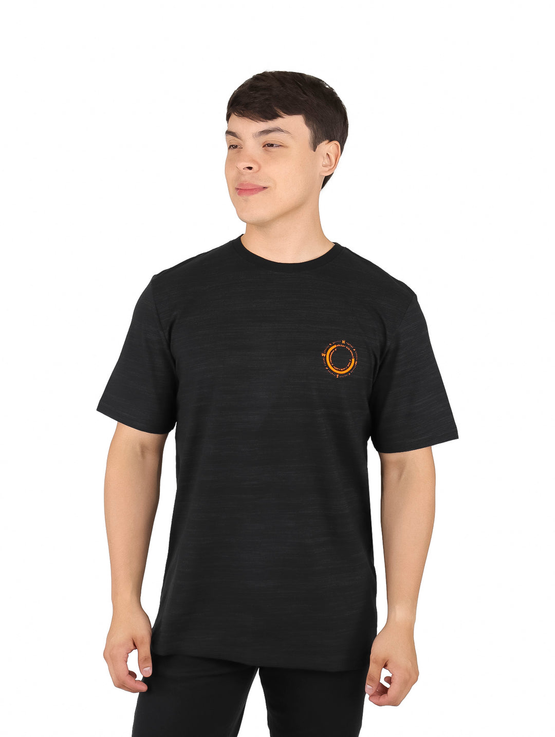 Hombre vistiendo una camiseta de manga corta color negro con un pequeño detalle circular naranja en el pecho.