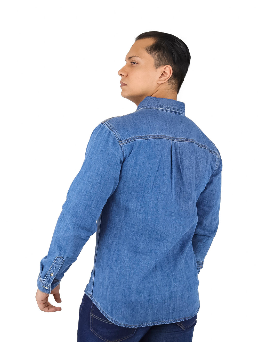 Hombre vistiendo una camisa de mezclilla azul de manga larga con botones frontales.