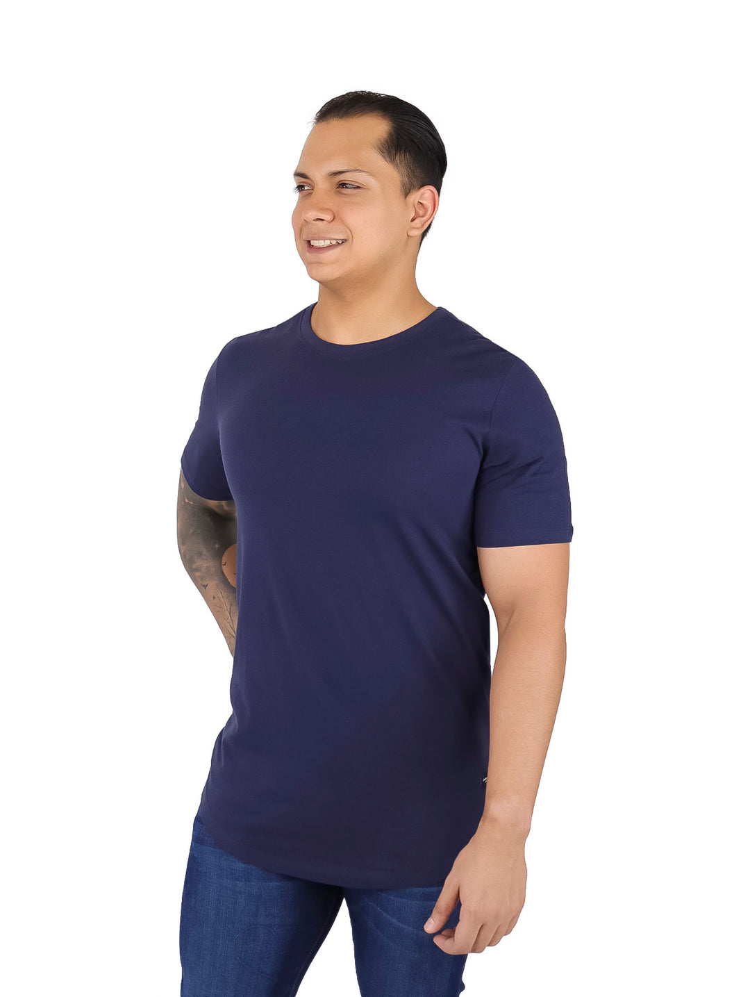 Hombre vistiendo una camiseta básica de color azul marino con cuello redondo y manga corta.