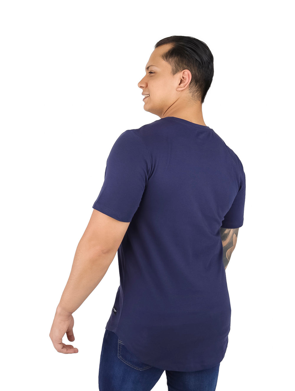 Hombre vistiendo una camiseta básica de color azul marino con cuello redondo y manga corta.