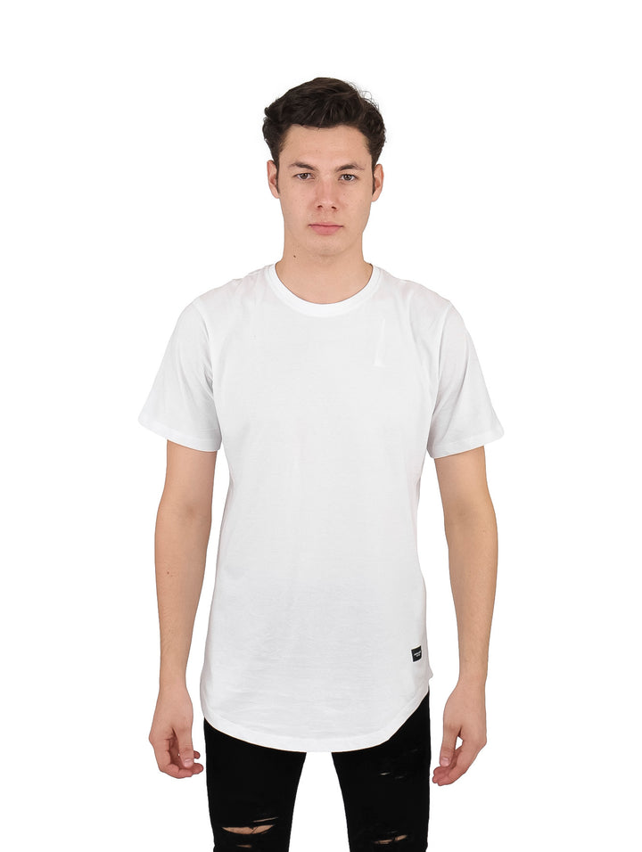 Hombre vistiendo una camiseta blanca de manga corta con cuello redondo y dobladillo curvo.