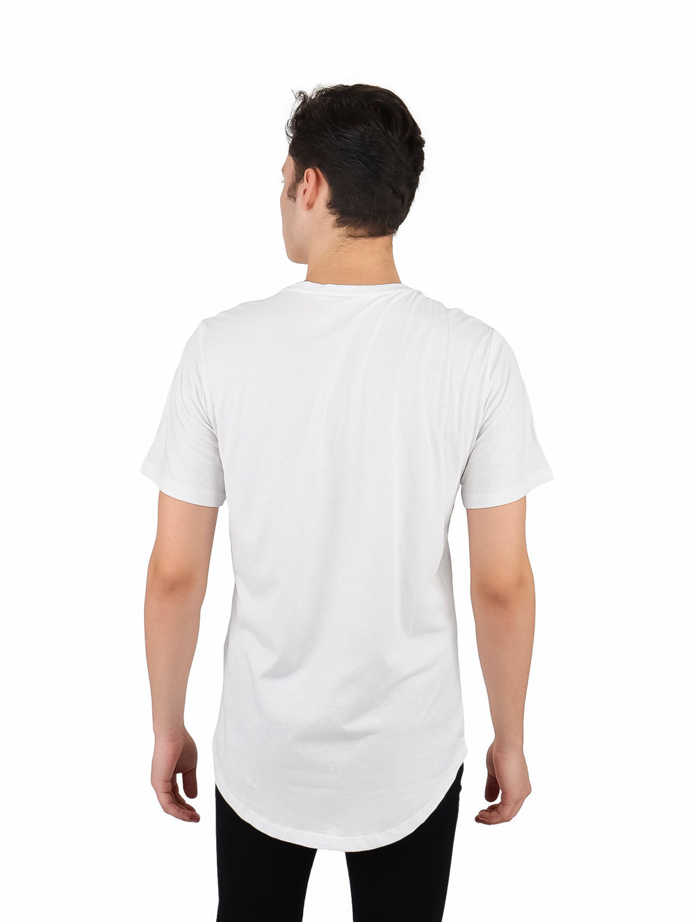 Hombre vistiendo una camiseta blanca de manga corta con cuello redondo y dobladillo curvo.