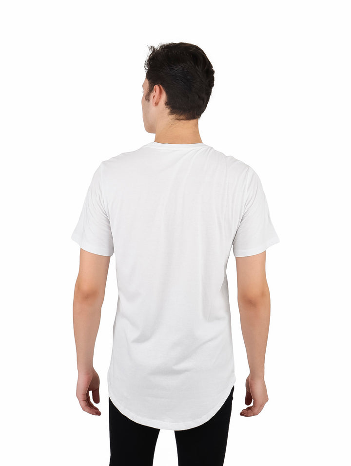 Hombre vistiendo una camiseta blanca de manga corta con cuello redondo y dobladillo curvo.