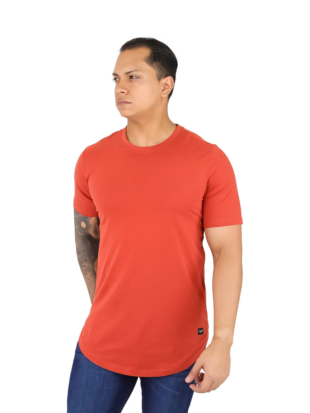 Hombre vistiendo una camiseta de manga corta color cinnabar con cuello redondo.