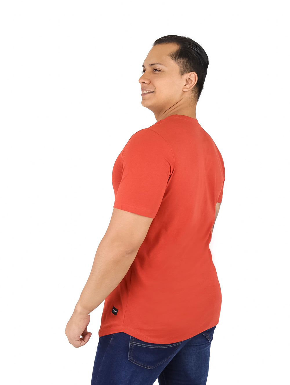 Hombre vistiendo una camiseta de manga corta color cinnabar con cuello redondo.