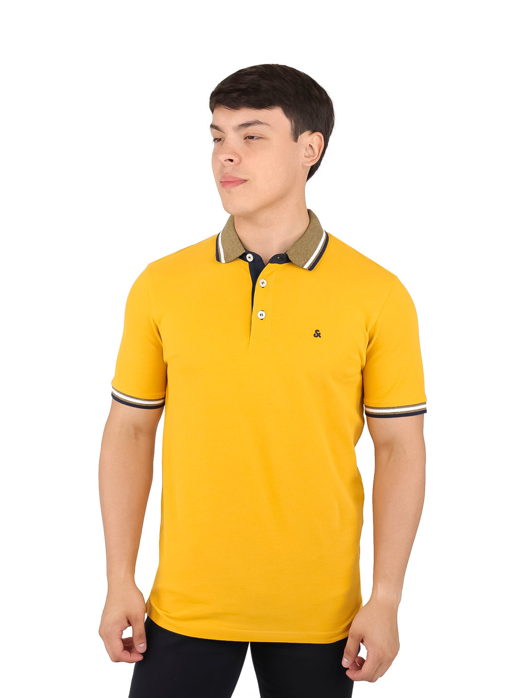 Hombre vistiendo una camiseta polo color amarillo miel con detalles contrastantes en el cuello y las mangas.