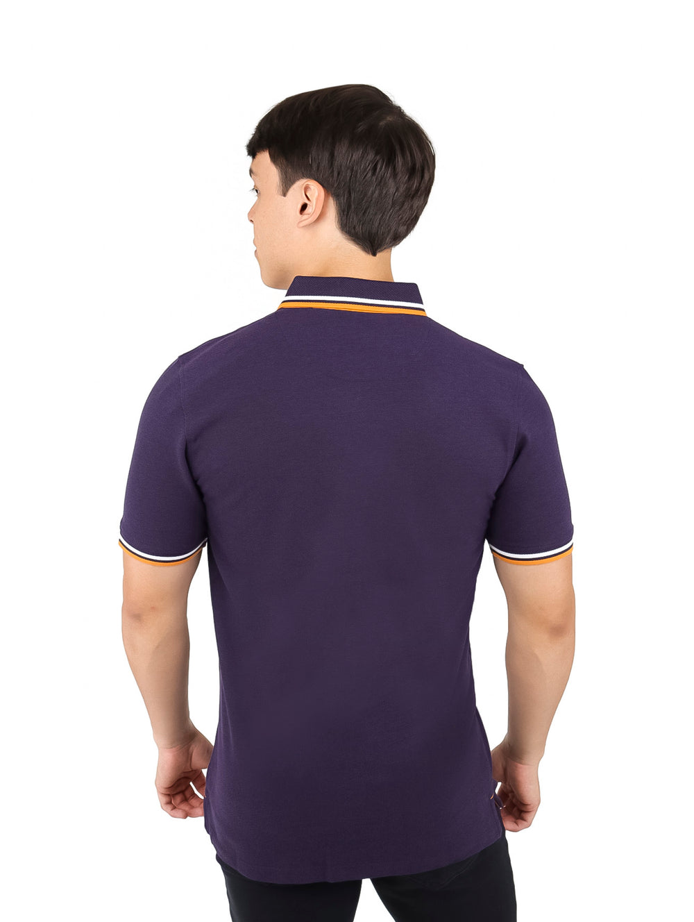 Hombre vistiendo una camiseta polo color morado con detalles naranjas y blancos en el cuello y mangas.