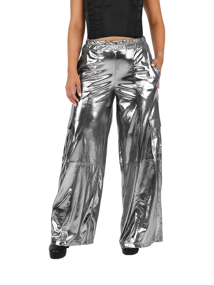 Pantalones cargo de pierna ancha en color plata metálico brillante.