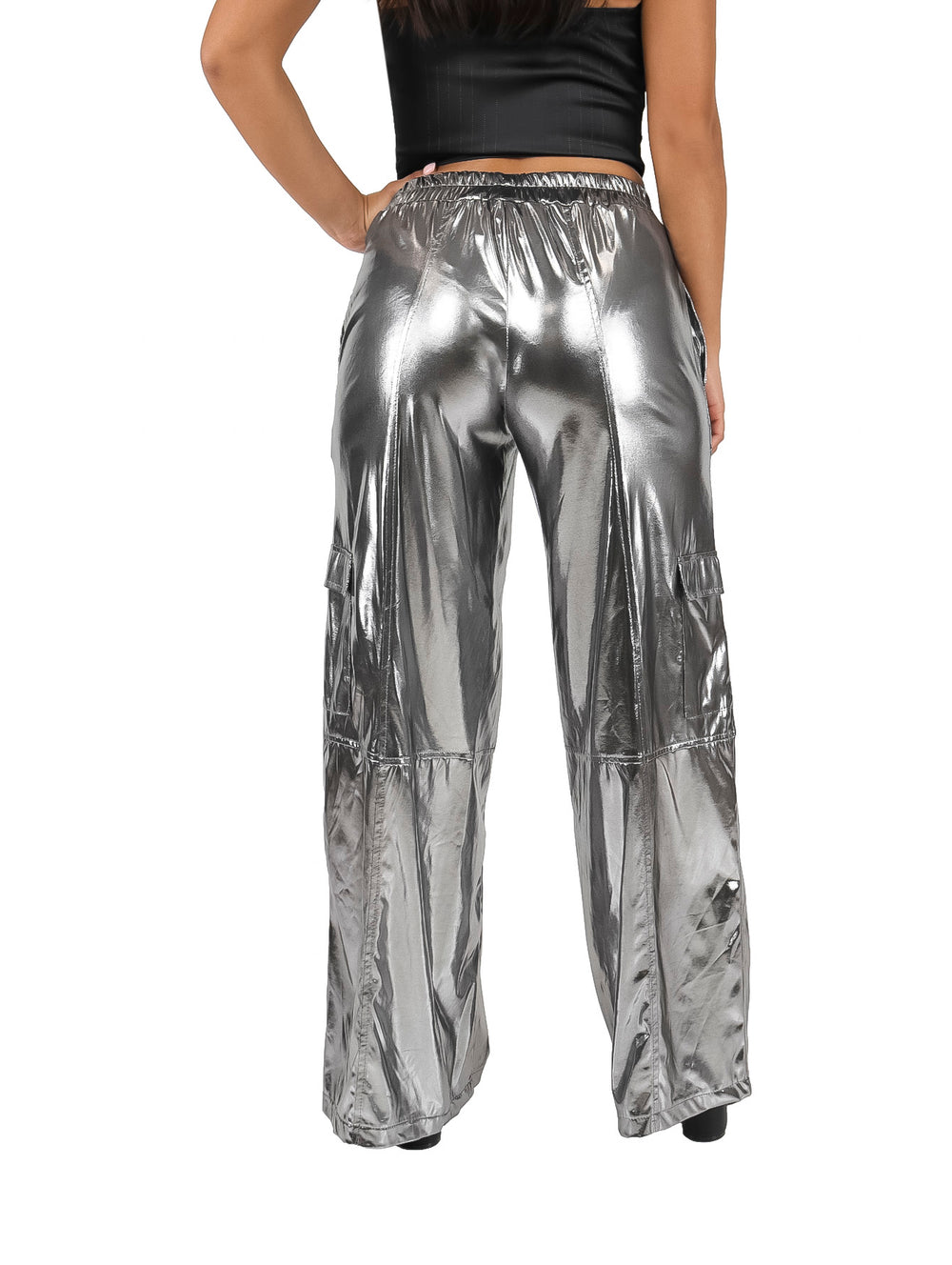 Pantalones cargo de pierna ancha en color plata metálico brillante.