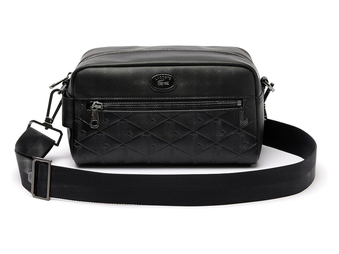 Bolso bandolera Lacoste color negro con textura grabada, correa ajustable y cierre frontal.