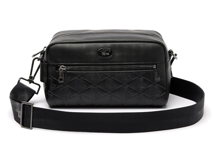 Bolso bandolera Lacoste color negro con textura grabada, correa ajustable y cierre frontal.