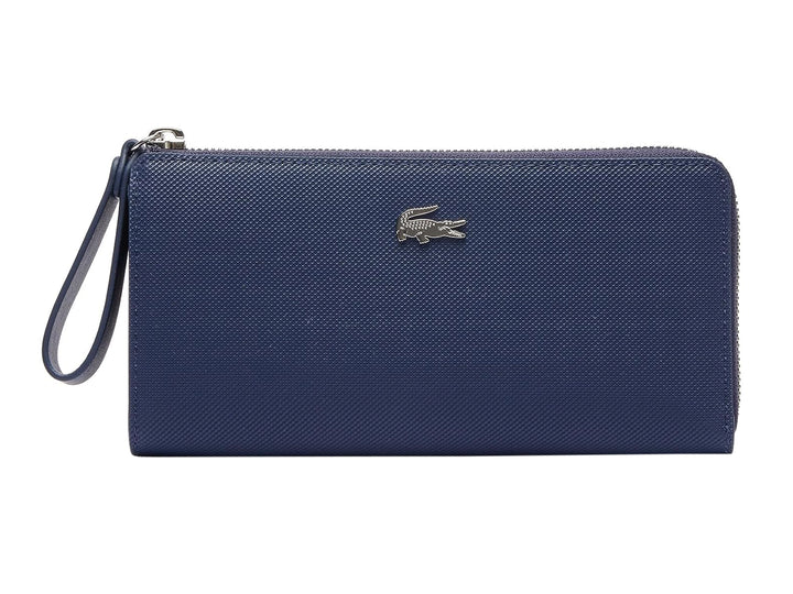 Bolso estilo cartera Lacoste en color azul marino con cierre y logotipo metálico frontal.