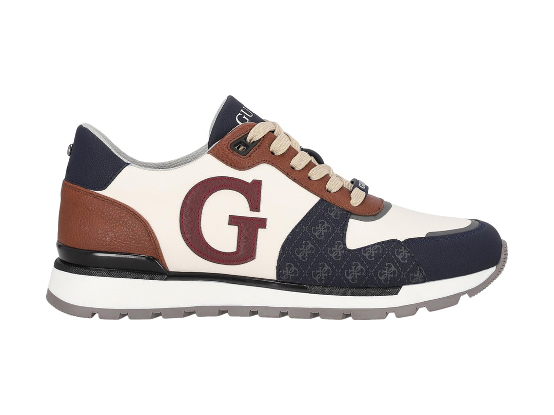 Tenis Guess color beige con detalles en azul marino y café, suela blanca y logotipo G lateral.