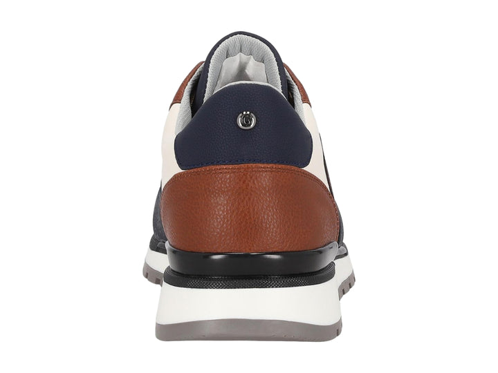 Tenis Guess color beige con detalles en azul marino y café, suela blanca y logotipo G lateral.