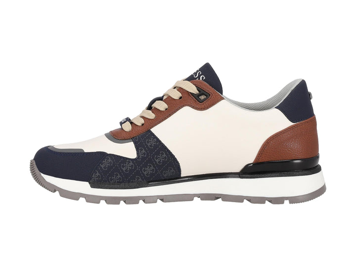 Tenis Guess color beige con detalles en azul marino y café, suela blanca y logotipo G lateral.