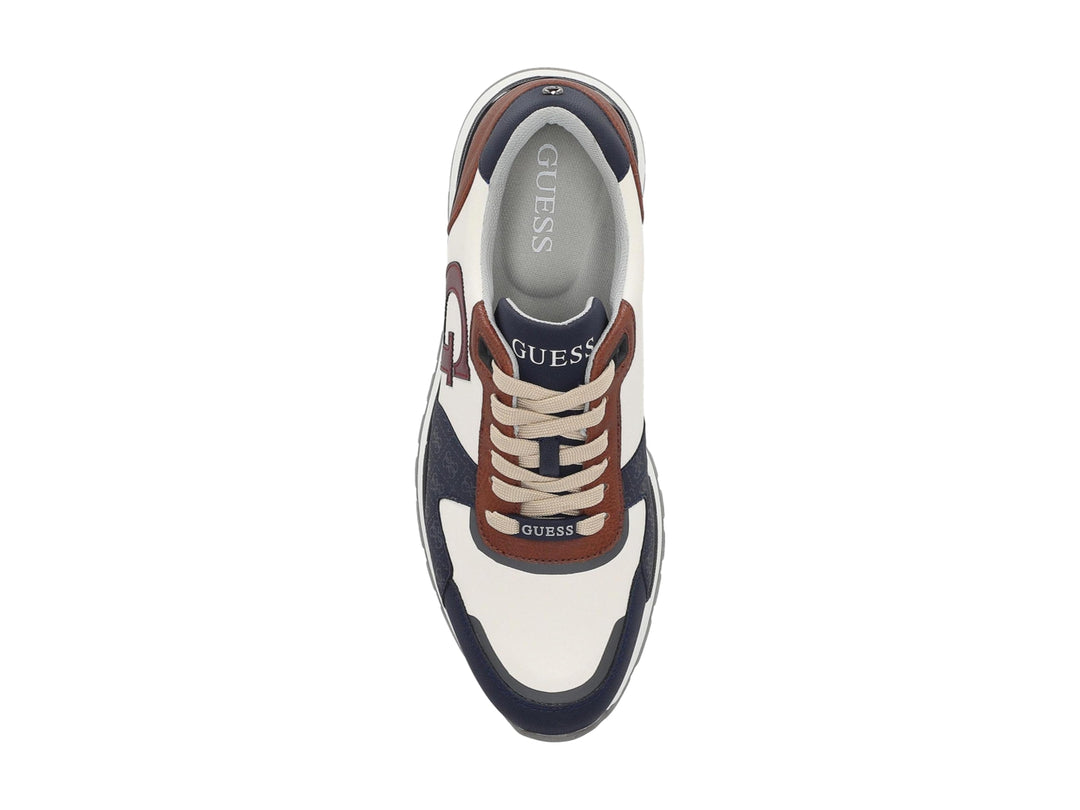 Tenis Guess color beige con detalles en azul marino y café, suela blanca y logotipo G lateral.