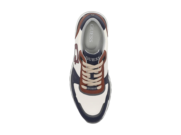 Tenis Guess color beige con detalles en azul marino y café, suela blanca y logotipo G lateral.