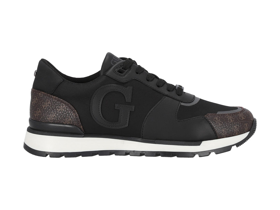 Tenis Guess color negro con detalles estampados en marrón y suela blanca.