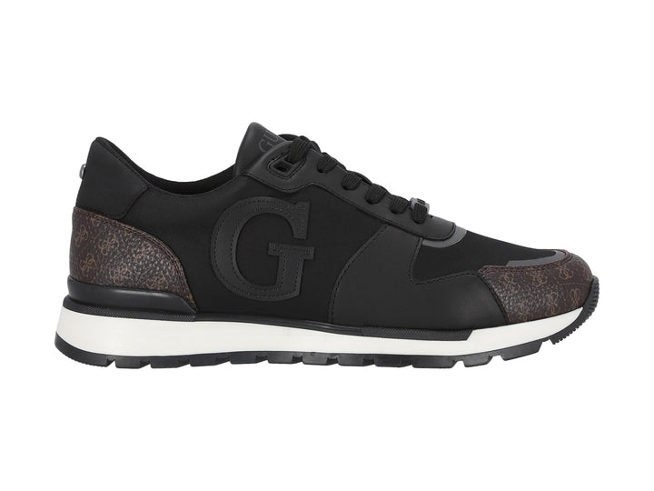 Tenis Guess color negro con detalles estampados en marrón y suela blanca.