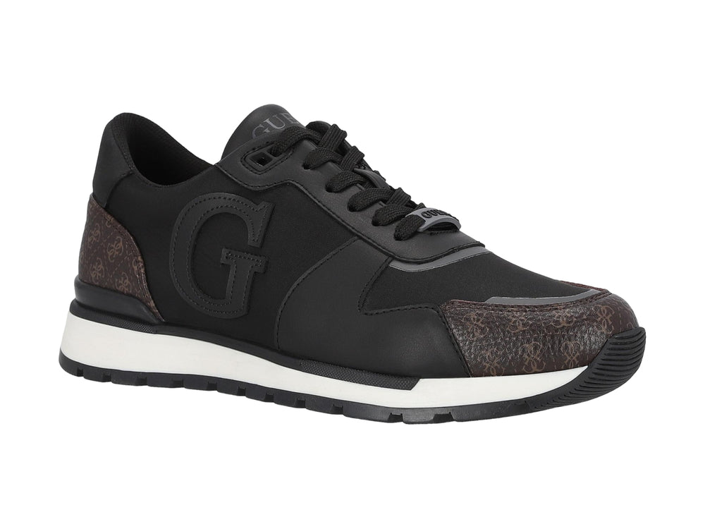 Tenis Guess color negro con detalles estampados en marrón y suela blanca.