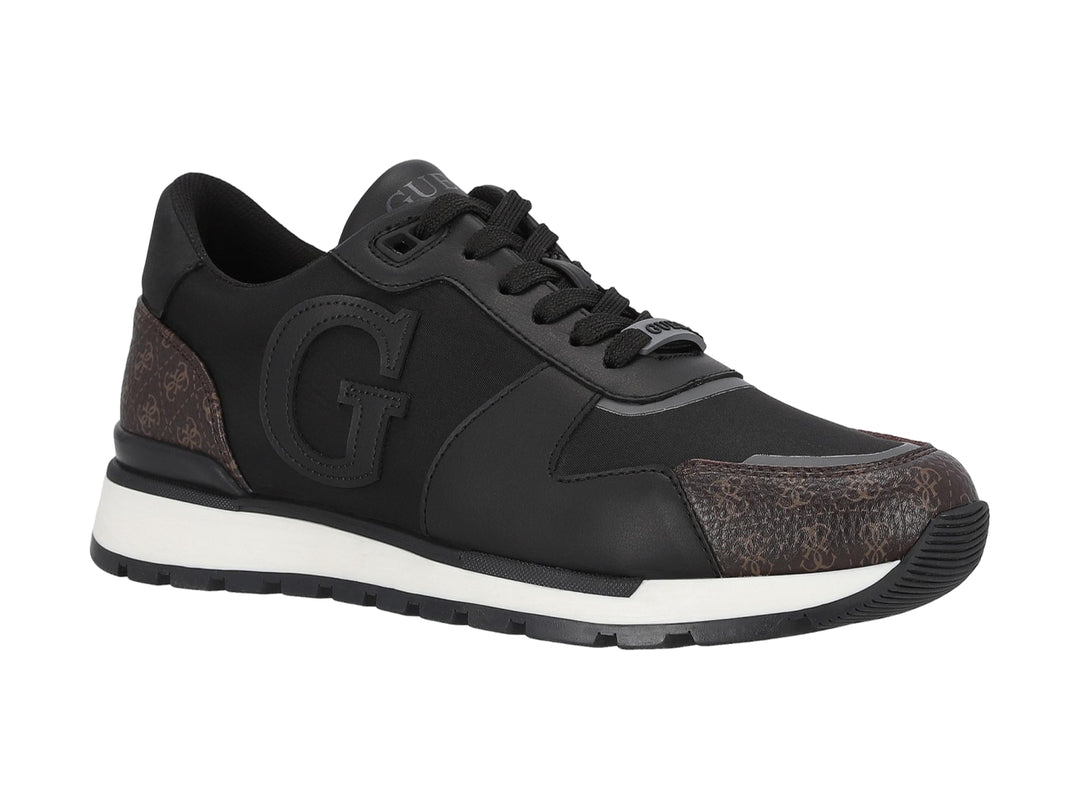 Tenis Guess color negro con detalles estampados en marrón y suela blanca.