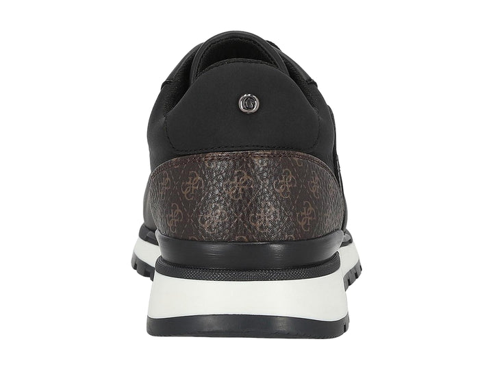 Tenis Guess color negro con detalles estampados en marrón y suela blanca.