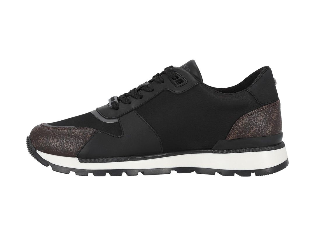 Tenis Guess color negro con detalles estampados en marrón y suela blanca.