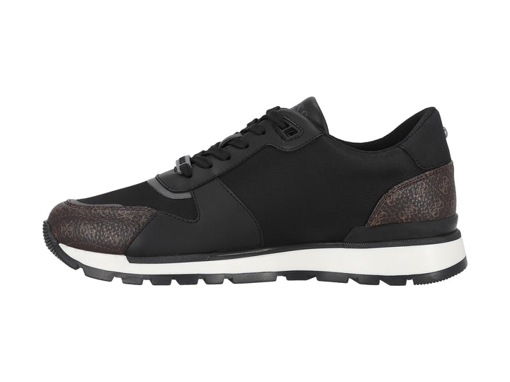 Tenis Guess color negro con detalles estampados en marrón y suela blanca.