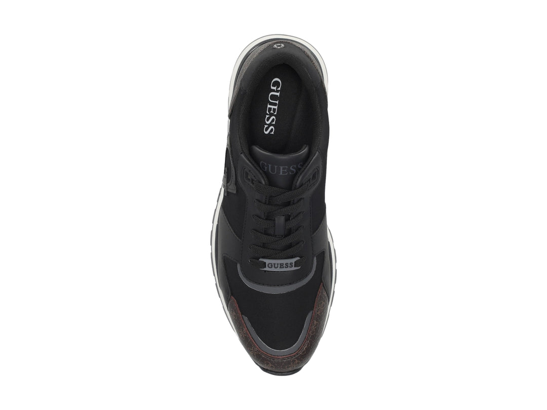 Tenis Guess color negro con detalles estampados en marrón y suela blanca.