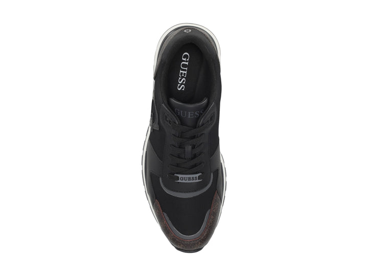 Tenis Guess color negro con detalles estampados en marrón y suela blanca.