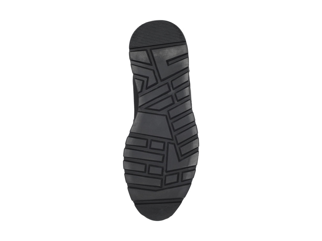 Tenis Guess color negro con detalles estampados en marrón y suela blanca.