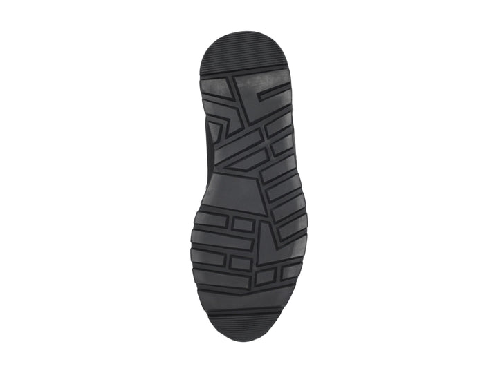 Tenis Guess color negro con detalles estampados en marrón y suela blanca.