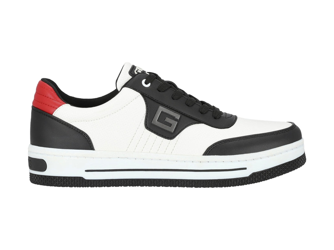 Tenis Guess blancos con detalles en negro y rojo, diseño deportivo.