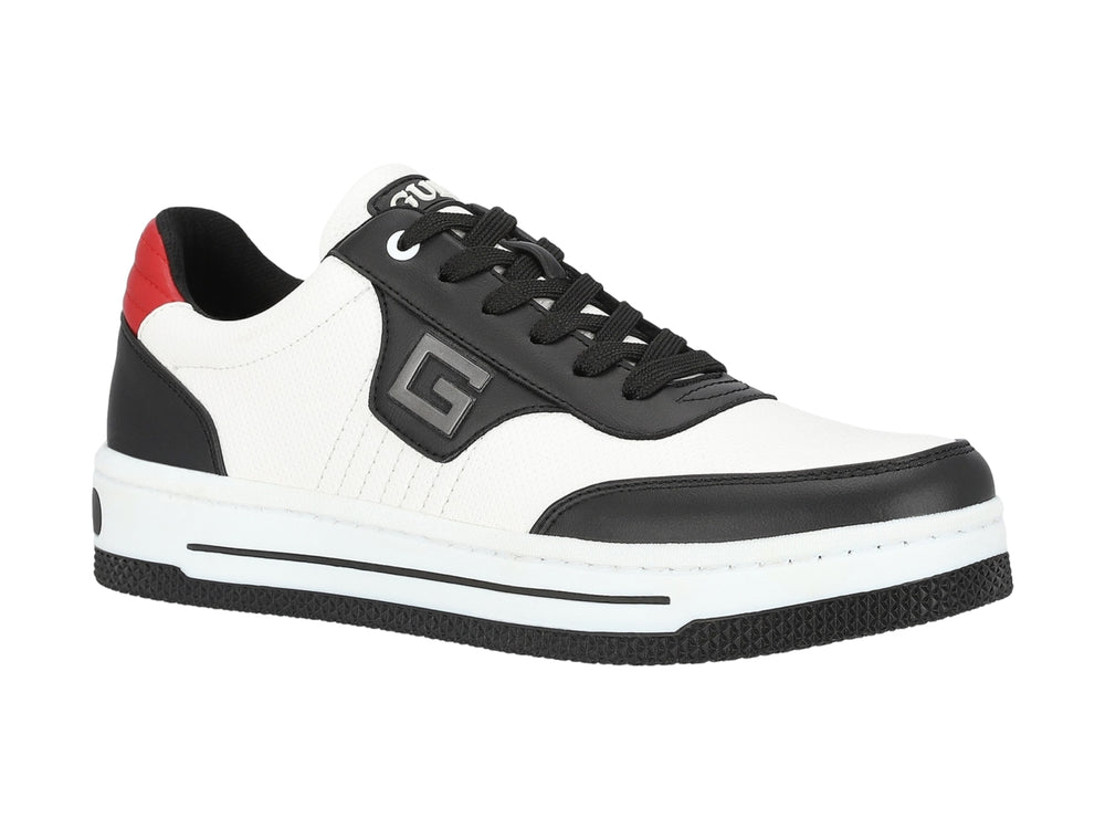 Tenis Guess blancos con detalles en negro y rojo, diseño deportivo.
