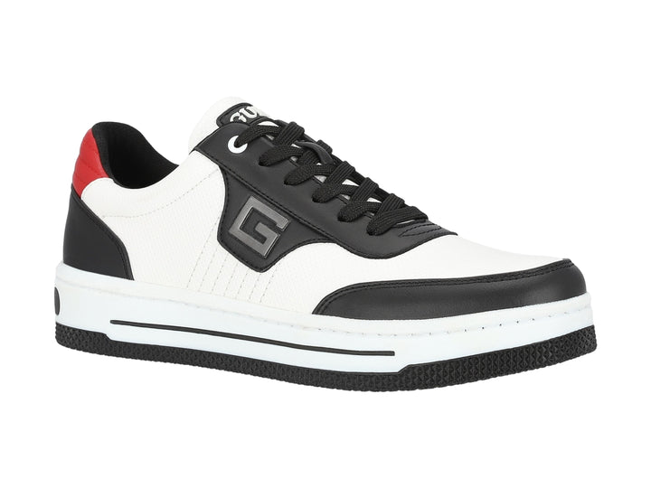 Tenis Guess blancos con detalles en negro y rojo, diseño deportivo.