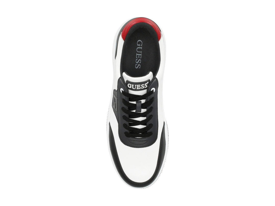 Tenis Guess blancos con detalles en negro y rojo, diseño deportivo.