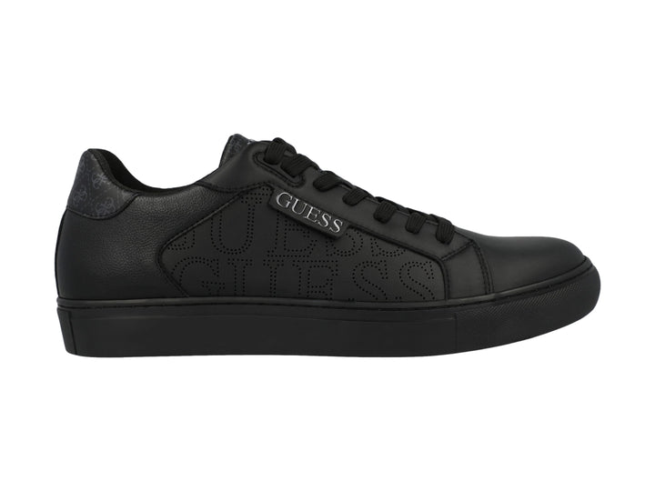 Tenis casuales marca GUESS en color negro con suela plana y detalles de logo grabados en el lateral.