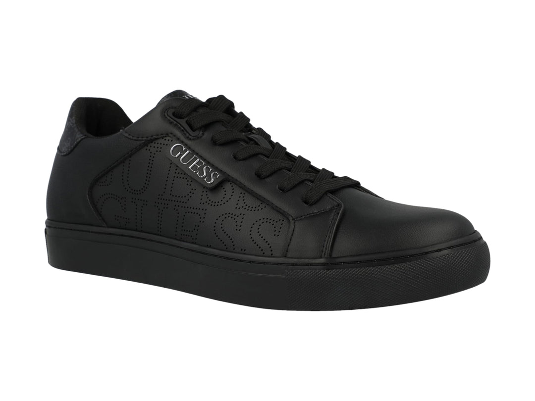 Tenis casuales marca GUESS en color negro con suela plana y detalles de logo grabados en el lateral.