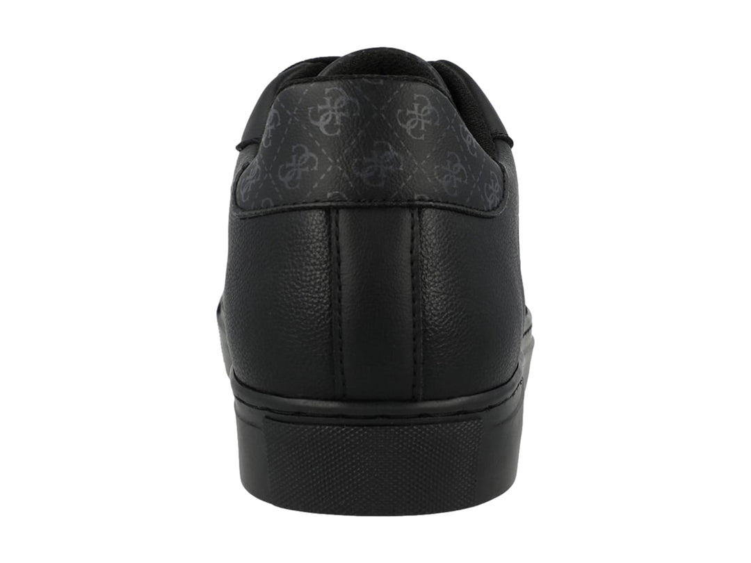 Tenis casuales marca GUESS en color negro con suela plana y detalles de logo grabados en el lateral.