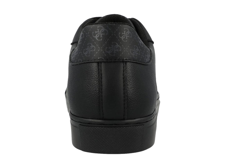 Tenis casuales marca GUESS en color negro con suela plana y detalles de logo grabados en el lateral.