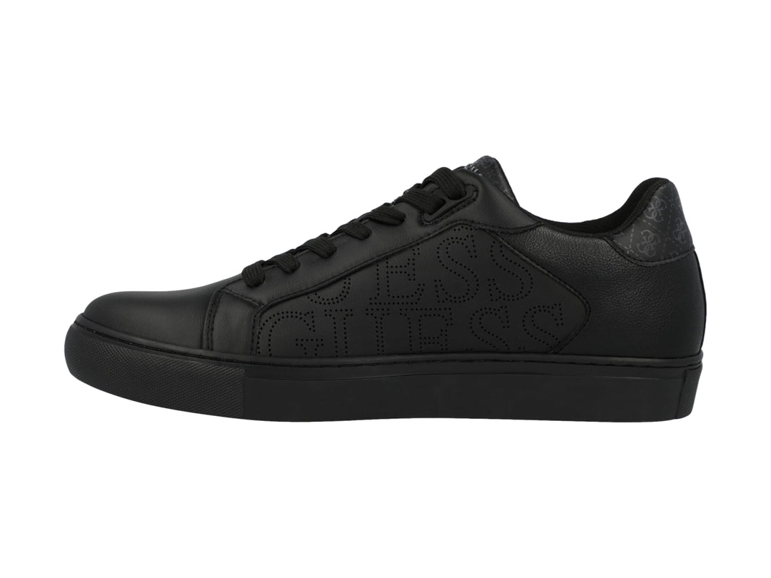 Tenis casuales marca GUESS en color negro con suela plana y detalles de logo grabados en el lateral.