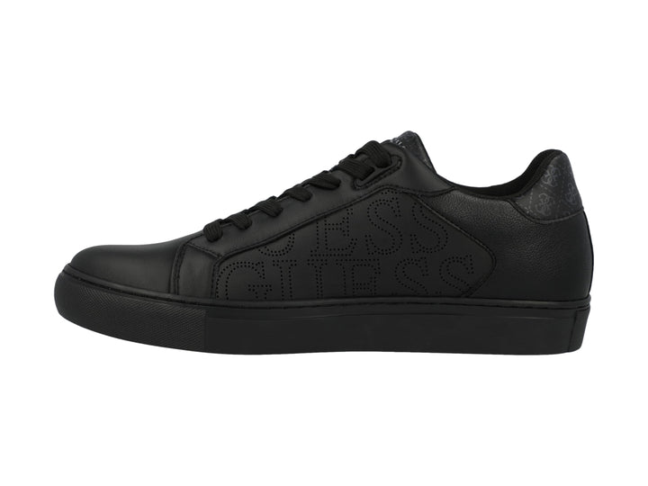 Tenis casuales marca GUESS en color negro con suela plana y detalles de logo grabados en el lateral.