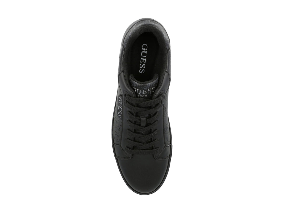 Tenis casuales marca GUESS en color negro con suela plana y detalles de logo grabados en el lateral.