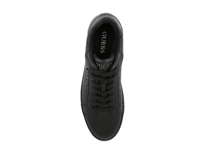 Tenis casuales marca GUESS en color negro con suela plana y detalles de logo grabados en el lateral.