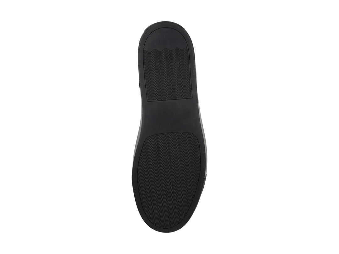 Tenis casuales marca GUESS en color negro con suela plana y detalles de logo grabados en el lateral.
